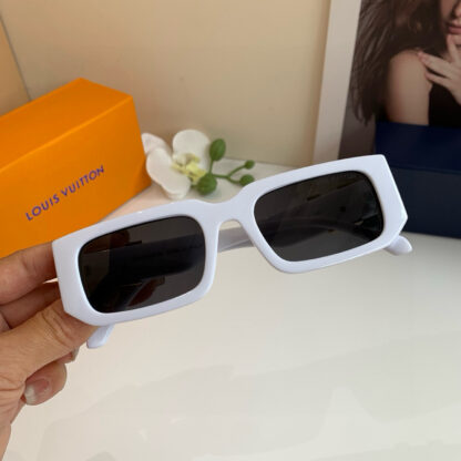 LOUIS VUITTON Fashion Sunglasses - Image 4