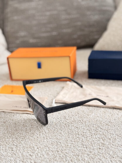 LOUIS VUITTON Fashion Sunglasses - Image 4