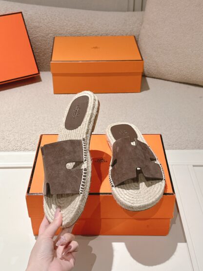 Hermès' latest spring and summer dark earth-colored refreshing and comfortable straw slippers - Image 3