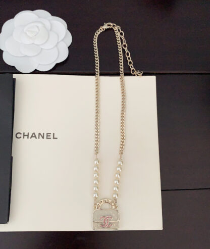 Chanel white bag pearl necklace - Image 3