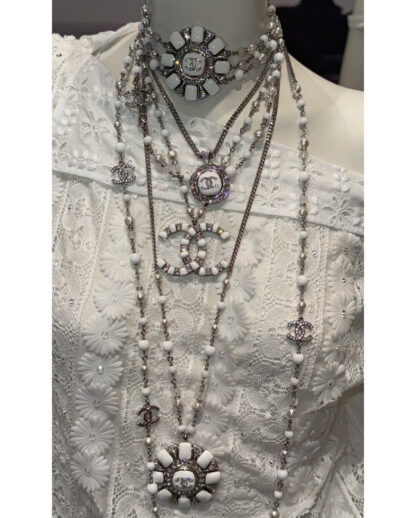 Chanel white enamel full diamond double C rhinestone rudder sunflower three-layer pearl chain necklace - Image 3
