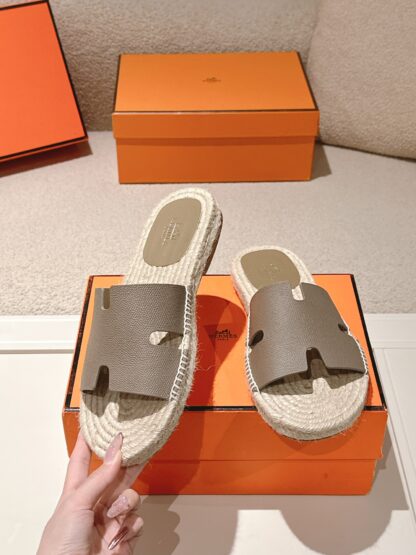Hermès' latest spring and summer gray apricot refreshing and comfortable straw slippers - Image 3