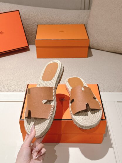 Hermès' latest orange refreshing and comfortable straw slippers for spring and summer - Image 3