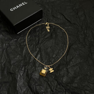 Chanel exquisite and elegant perfume pendant vintage necklace