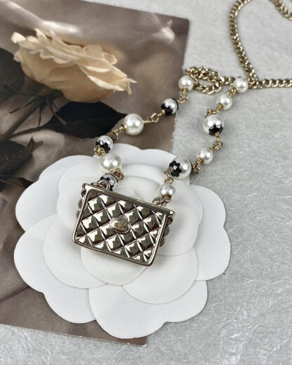 Chanel resin bag pearl necklace - Image 4