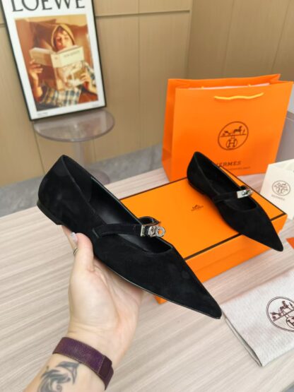 Hermès black thick heels are a must-have for vacations - Image 3