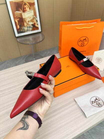Hermès red thick heels are a must-have for a vacation - Image 3