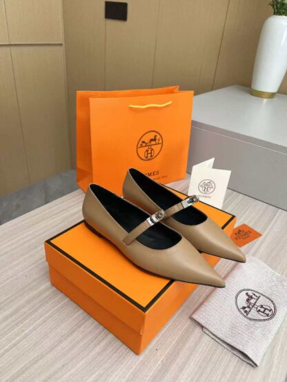 Hermès apricot thick heeled loafers are a must-have for vacation - Image 3