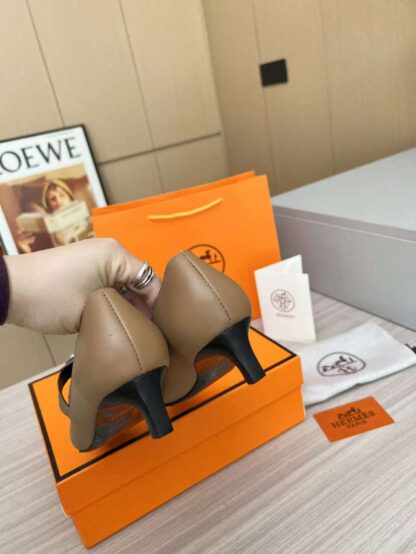 Hermès apricot-colored comfortable loafers are a must-have for vacation - Image 3