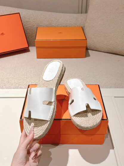 Hermès' latest white refreshing and comfortable straw slippers for spring and summer - Image 3