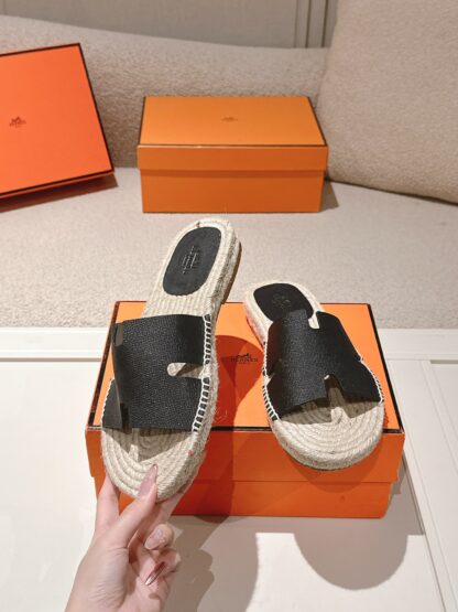 Hermès' latest black refreshing and comfortable straw slippers for spring and summer - Image 3