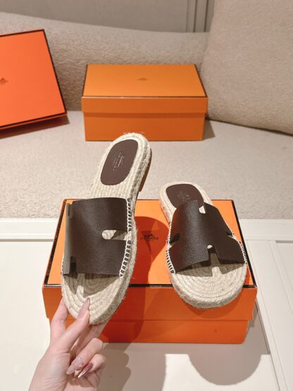 Hermès' latest pure brown refreshing and comfortable straw slippers for spring and summer - Image 3