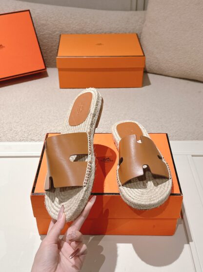 Hermès' latest light orange refreshing and comfortable straw slippers for spring and summer - Image 3