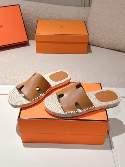 Hermès' latest light orange refreshing and comfortable straw slippers for spring and summer - Image 4