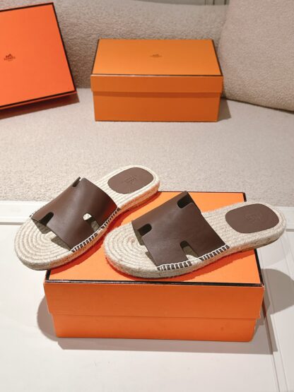 Hermes Spring and Summer Brown Fashionable and Comfortable Straw Slippers - Image 4