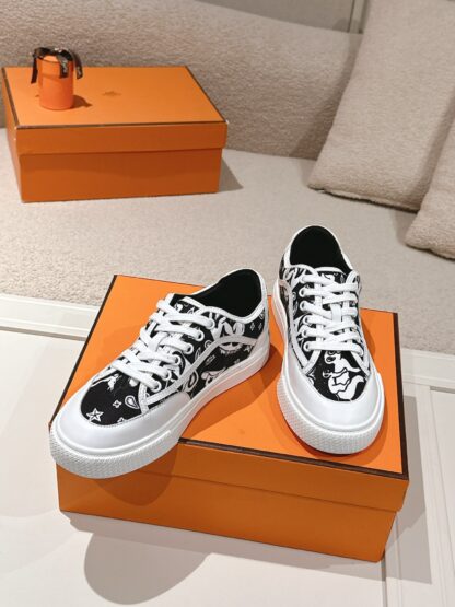 Hermes couple black and white fashion retro casual skateboard shoes - Image 4