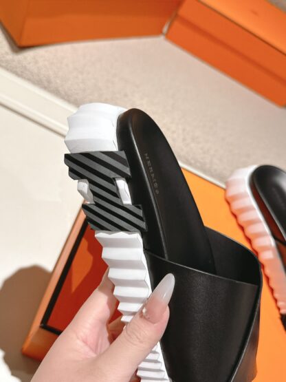 Hermes black and white comfortable casual style cross-slippers - Image 4