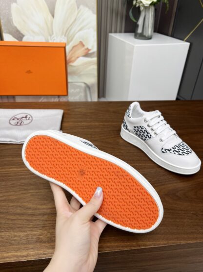 Hermes flat-soled stylish lightweight white and black sports casual shoes - Image 3