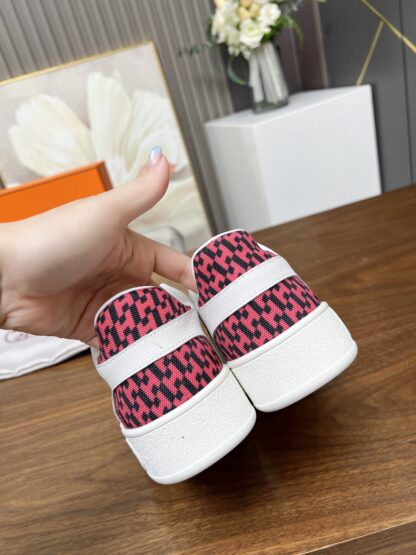 Hermes flat-soled fashionable and lightweight white and pink sports casual shoes - Image 3