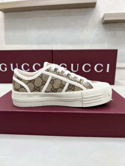 Gucci classic design German training elements catwalk model - Image 4