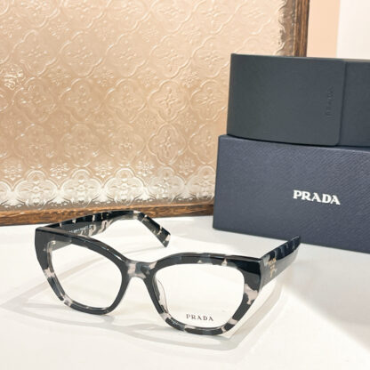 Prada fashion trend sunglasses - Image 4