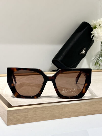 Prada fashion trend sunglasses - Image 4