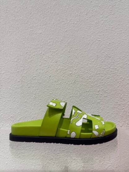 Hermès couple's green and white woven sandals - Image 4