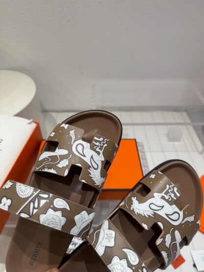 Hermès brown and white couple's woven sandals - Image 2