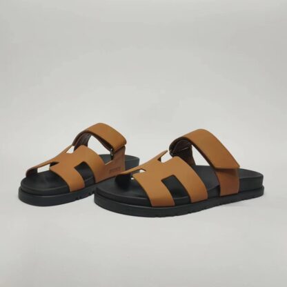 Hermès couple's brown woven sandals - Image 3