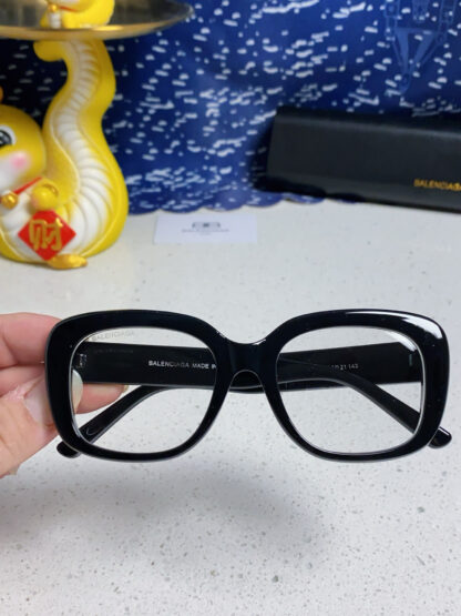 Balenciaga fashion sunglasses - Image 4