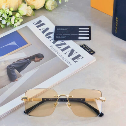 Balenciaga fashion sunglasses - Image 4