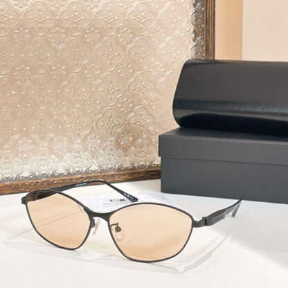 Balenciaga fashion sunglasses - Image 4