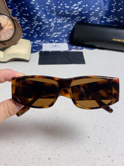 Balenciaga fashion sunglasses - Image 4