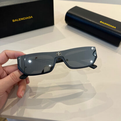 Balenciaga fashion sunglasses - Image 4