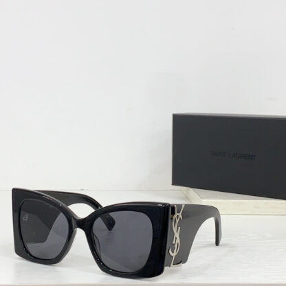 Yves Saint Laurent fashion sunglasses - Image 4