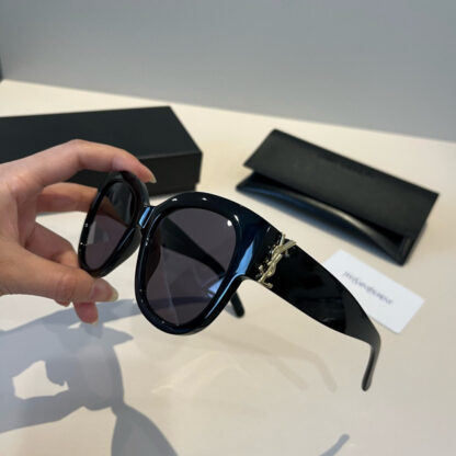 Yves Saint Laurent fashion sunglasses - Image 4