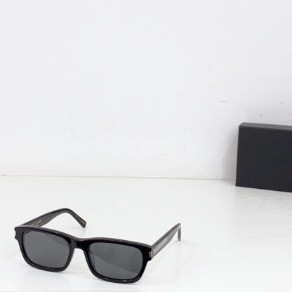 Yves Saint Laurent fashion sunglasses - Image 4