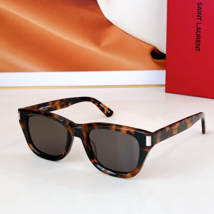 Yves Saint Laurent fashion sunglasses - Image 4