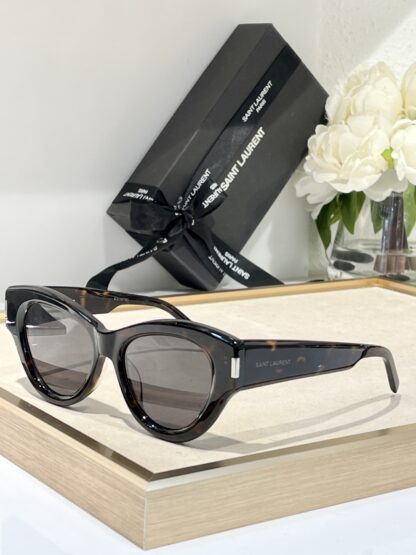 Yves Saint Laurent fashion sunglasses - Image 4