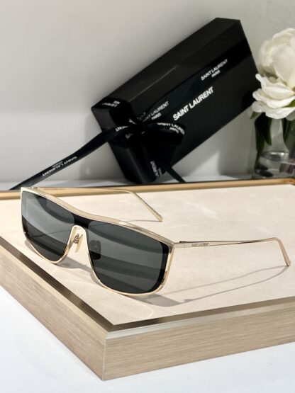 Yves Saint Laurent fashion sunglasses - Image 4