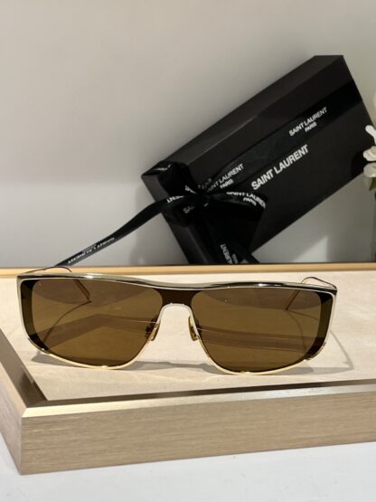 Yves Saint Laurent fashion sunglasses - Image 5