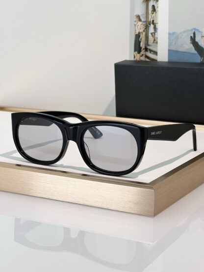 Yves Saint Laurent fashion sunglasses - Image 4