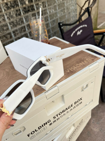 Yves Saint Laurent fashion sunglasses - Image 4