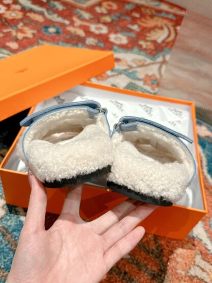 Hermès' must-have stylish and comfortable blue wool slippers for autumn and winter wear. - Image 4