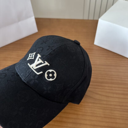 Louis Vuitton lightweight breathable baseball cap for men and women - Image 4