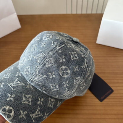 Louis Vuitton lightweight breathable baseball cap for men and women - Image 5