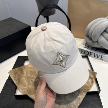Louis Vuitton jacquard craftsmanship depicts the full-body Monogram pattern baseball cap - Image 4