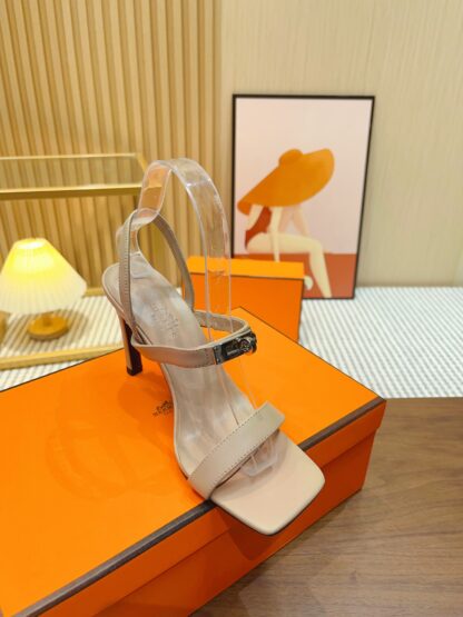 Hermès handmade stiletto sandals in light brown - Image 4