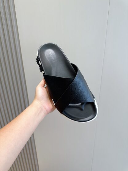 Hermès men's black and white color matching cross ultra-light and comfortable slippers - Image 4