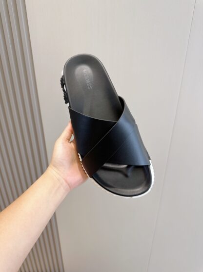 Hermès black and white men's cross ultra-light and comfortable slippers - Image 4